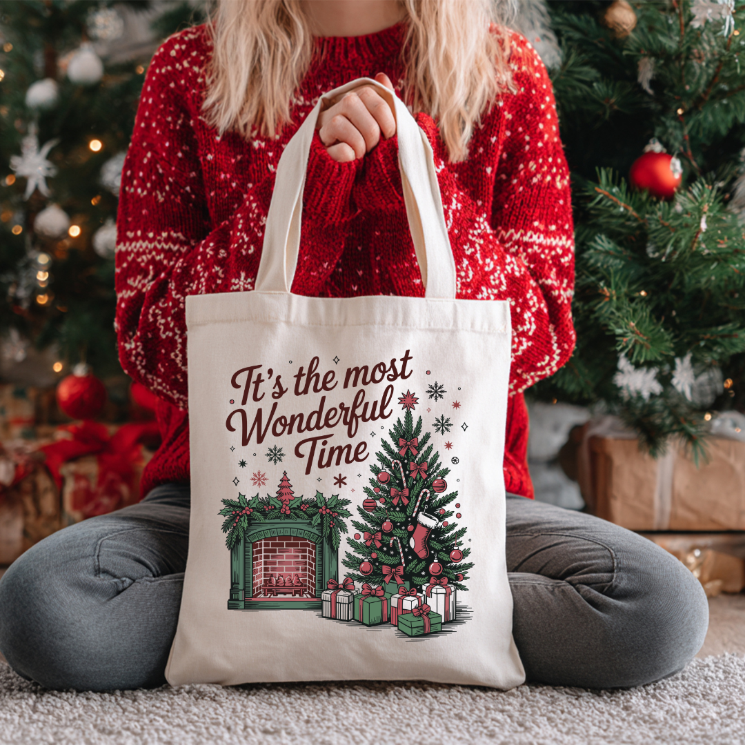 Tote Bag de 15 x 16 pouces, naturel avec  Design vintage de Noël avec cheminée, sapin décoré et ambiance chaleureuse des Fêtes. 