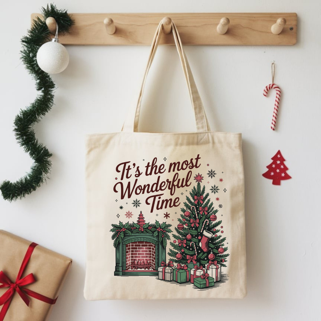 Tote Bag de 15 x 16 pouces, naturel avec  Design vintage de Noël avec cheminée, sapin décoré et ambiance chaleureuse des Fêtes. 
