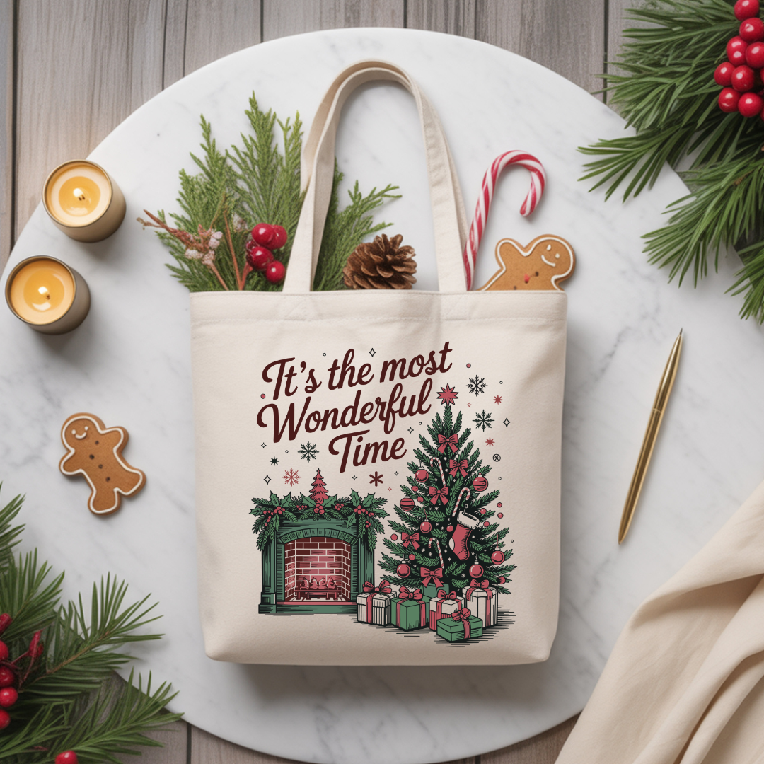Tote Bag de 15 x 16 pouces, naturel avec  Design vintage de Noël avec cheminée, sapin décoré et ambiance chaleureuse des Fêtes. 