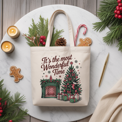 Tote Bag de 15 x 16 pouces, naturel avec  Design vintage de Noël avec cheminée, sapin décoré et ambiance chaleureuse des Fêtes. 