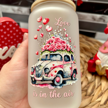 Verre à café glacé Libbey 16 oz givré avec motif de voiture Beetle rétro rose remplie de roses et ballons cœurs, inscription Love is in the Air.