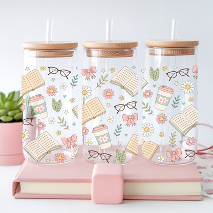 Verre à café glacé transparent de 16 oz orné de motifs d'un livre ouvert, de verres de café et de fleurs, avec couvercle en bambou et paille en verre.