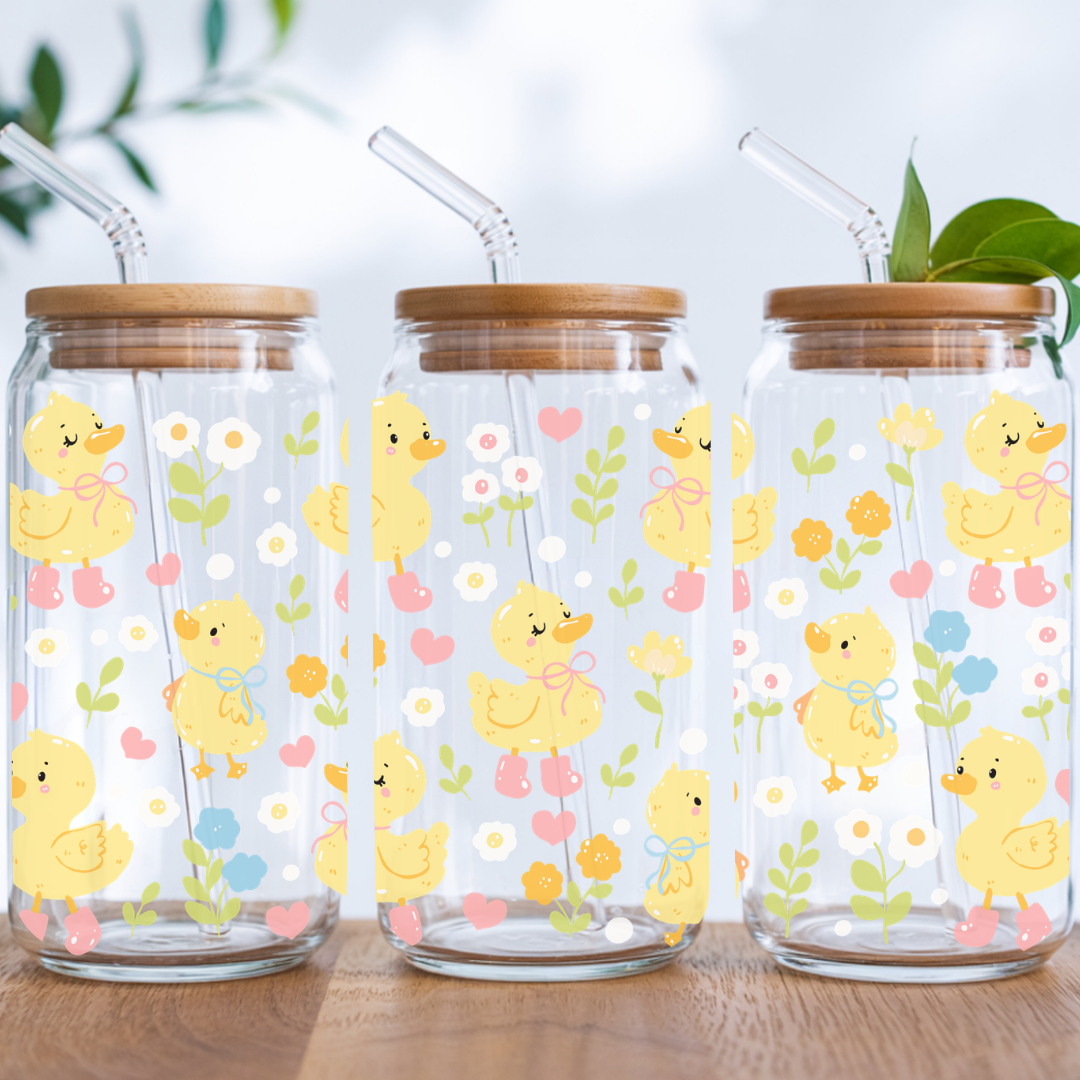 verre Libbey 16 oz montrant le motif complet de canetons jaunes et petites fleurs blanches sur tout le tour.