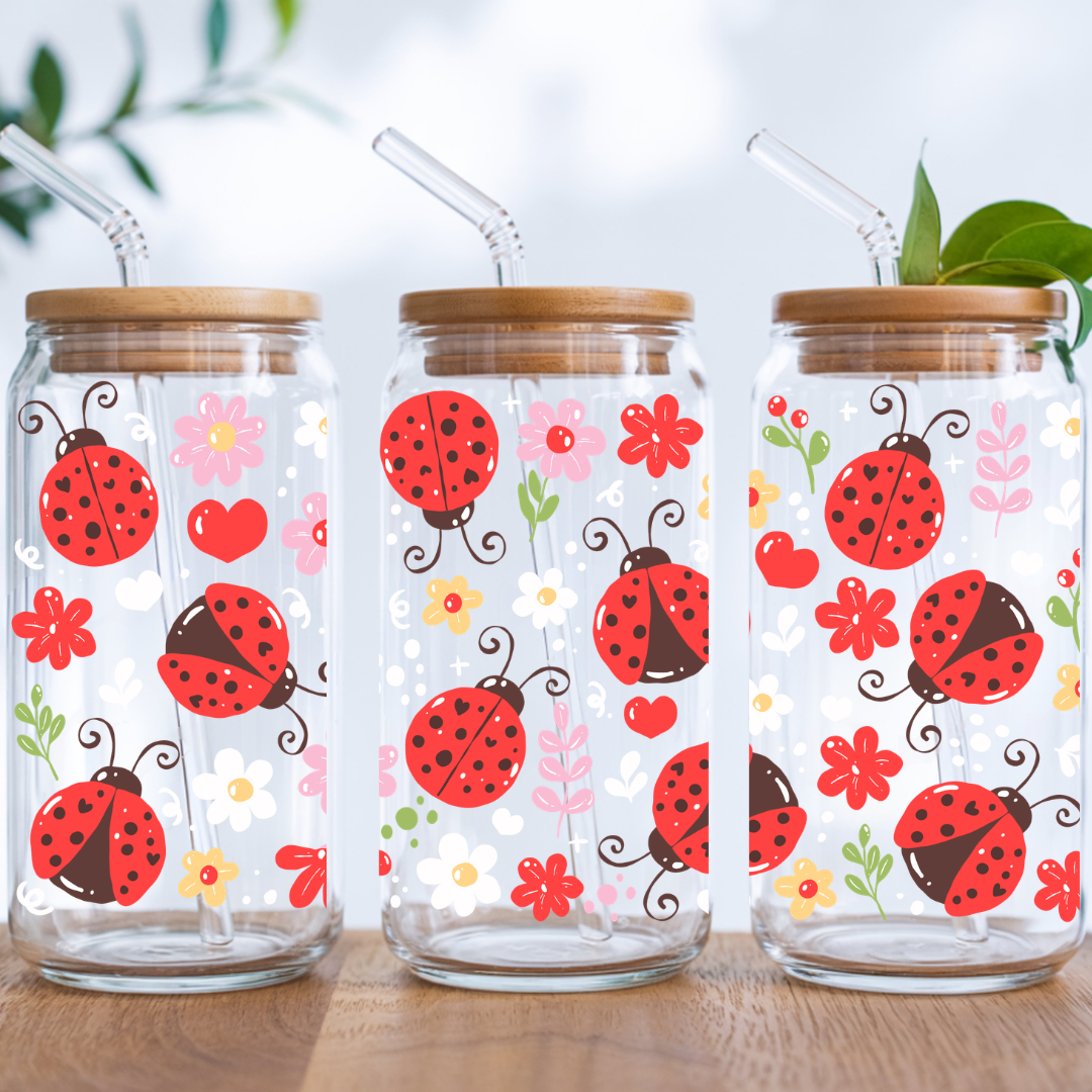 Vue panoramique du design coccinelles et fleurs sur trois verres Libbey, montrant les détails de l'impression UVDTF sous tous les angles.