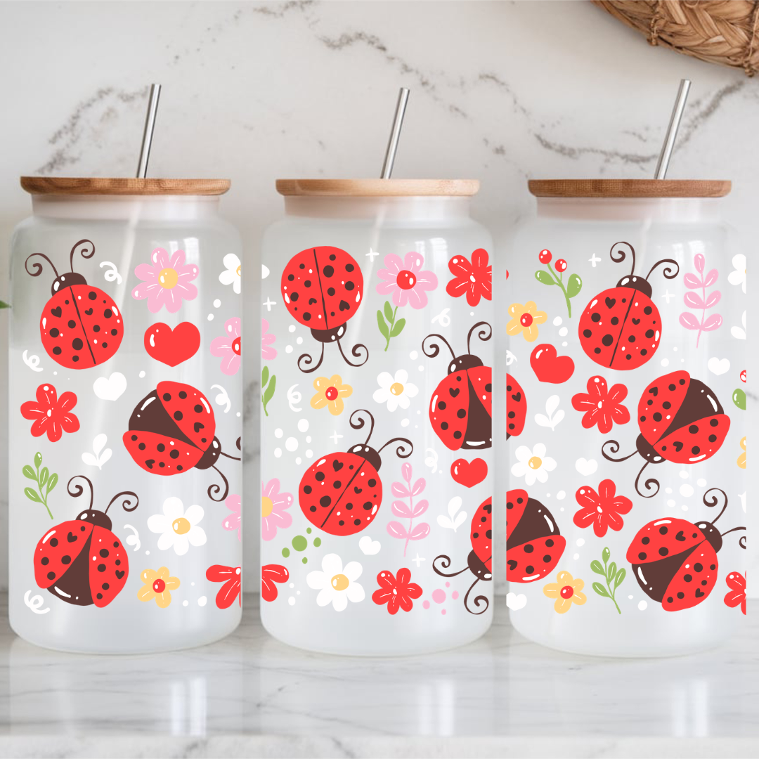 Ensemble complet comprenant le verre décoré coccinelle, un couvercle en bambou naturel et une paille en verre réutilisable.