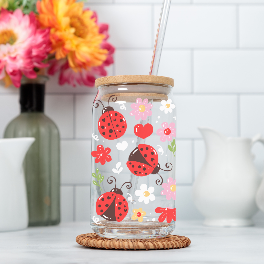 Utilisation du verre Libbey 16 oz pour un café glacé, mettant en valeur le motif printanier de coccinelles et fleurs.