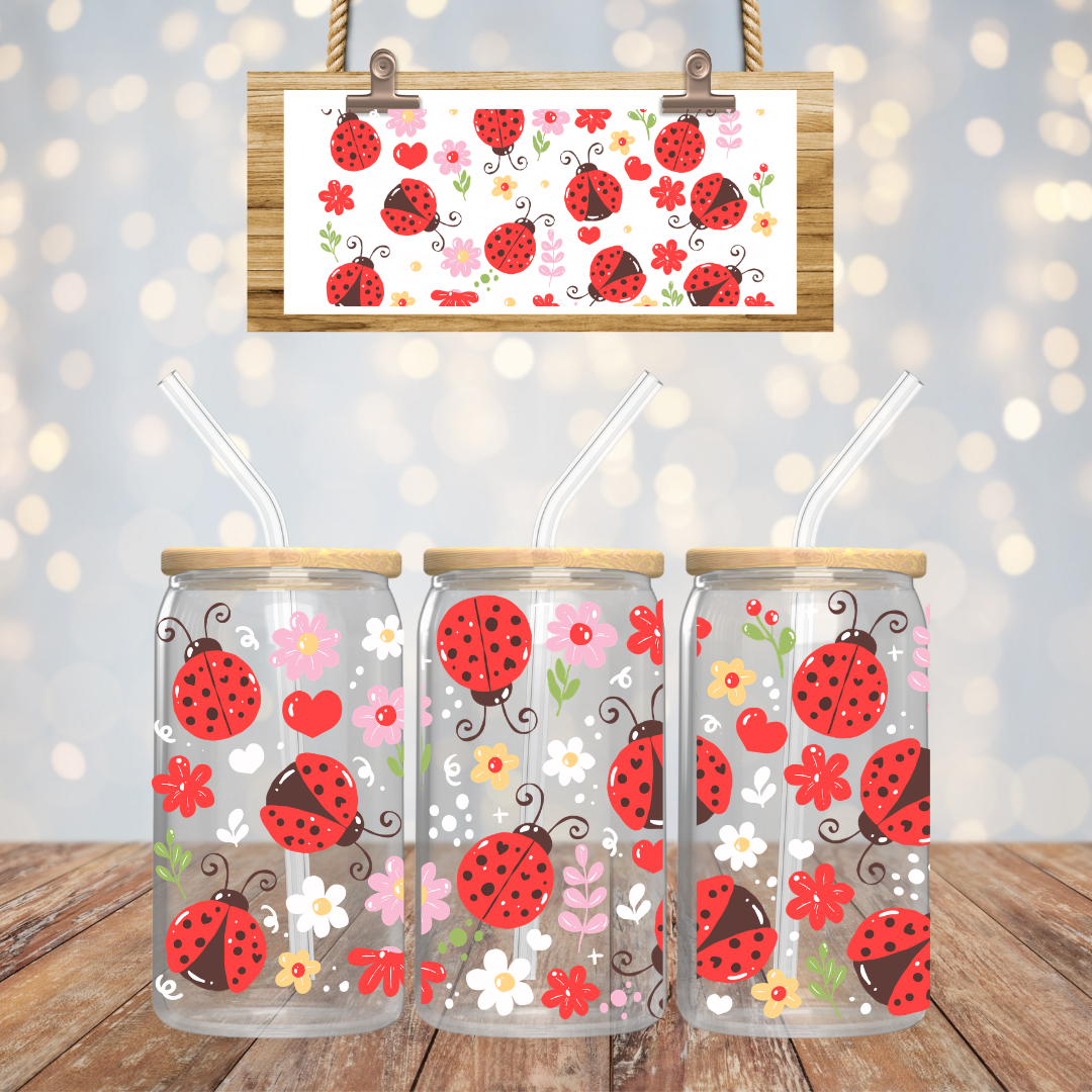 Ensemble complet comprenant le verre décoré coccinelle, un couvercle en bambou naturel et une paille en verre réutilisable.