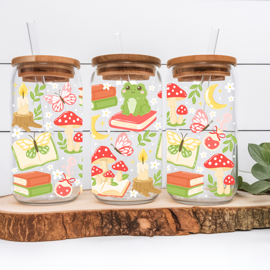 Verre Libbey 16 oz sur socle en bois montrant des grenouilles qui lisent des livres et des champignons, impression UVDTF.