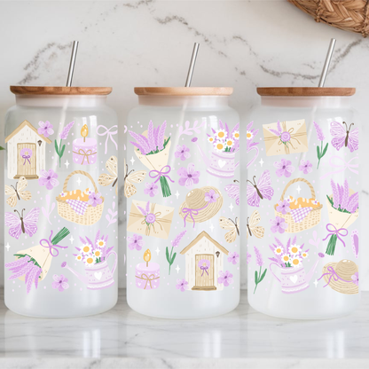 Verre transparent 16 oz motif floral lavande incluant couvercle hermétique en bambou et paille en verre.