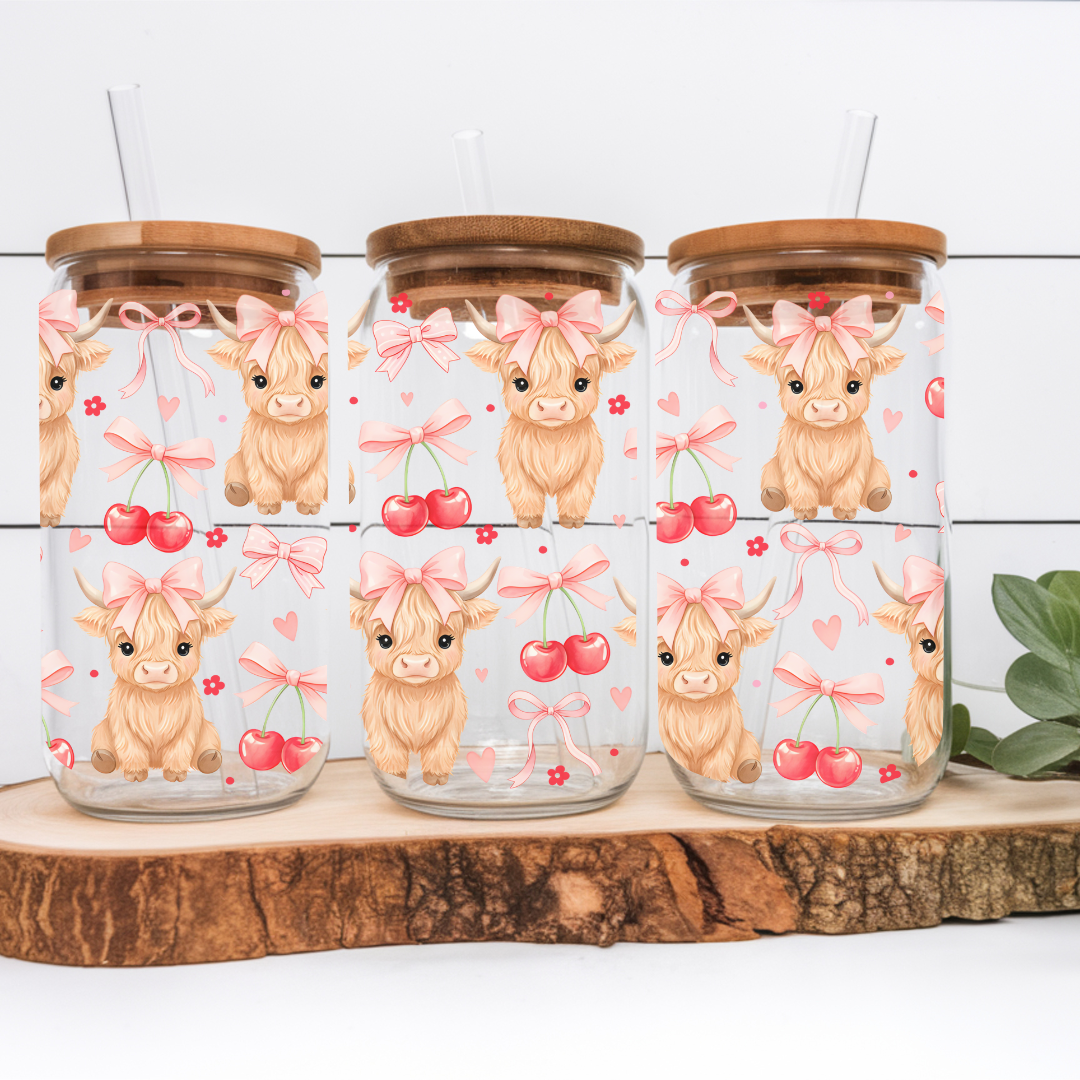 Verre Libbey de 16 oz avec un imprimé UVDTF (double impression) d'une vache Highland et des fleurs colorées, style rustique et champêtre.