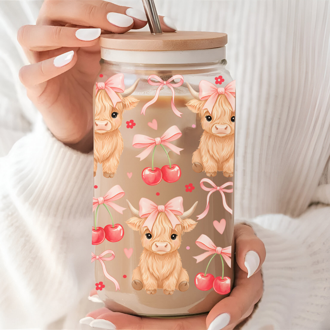 Détail de l'imprimé floral et animalier sur verre à boisson froide, fini texturé UVDTF double impression.