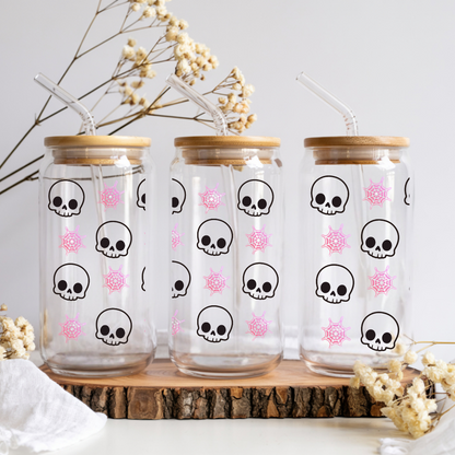 Verre à café glacé 16 oz avec motifs de tête de mort et toiles d'araignée roses, couvercle en bambou et paille.