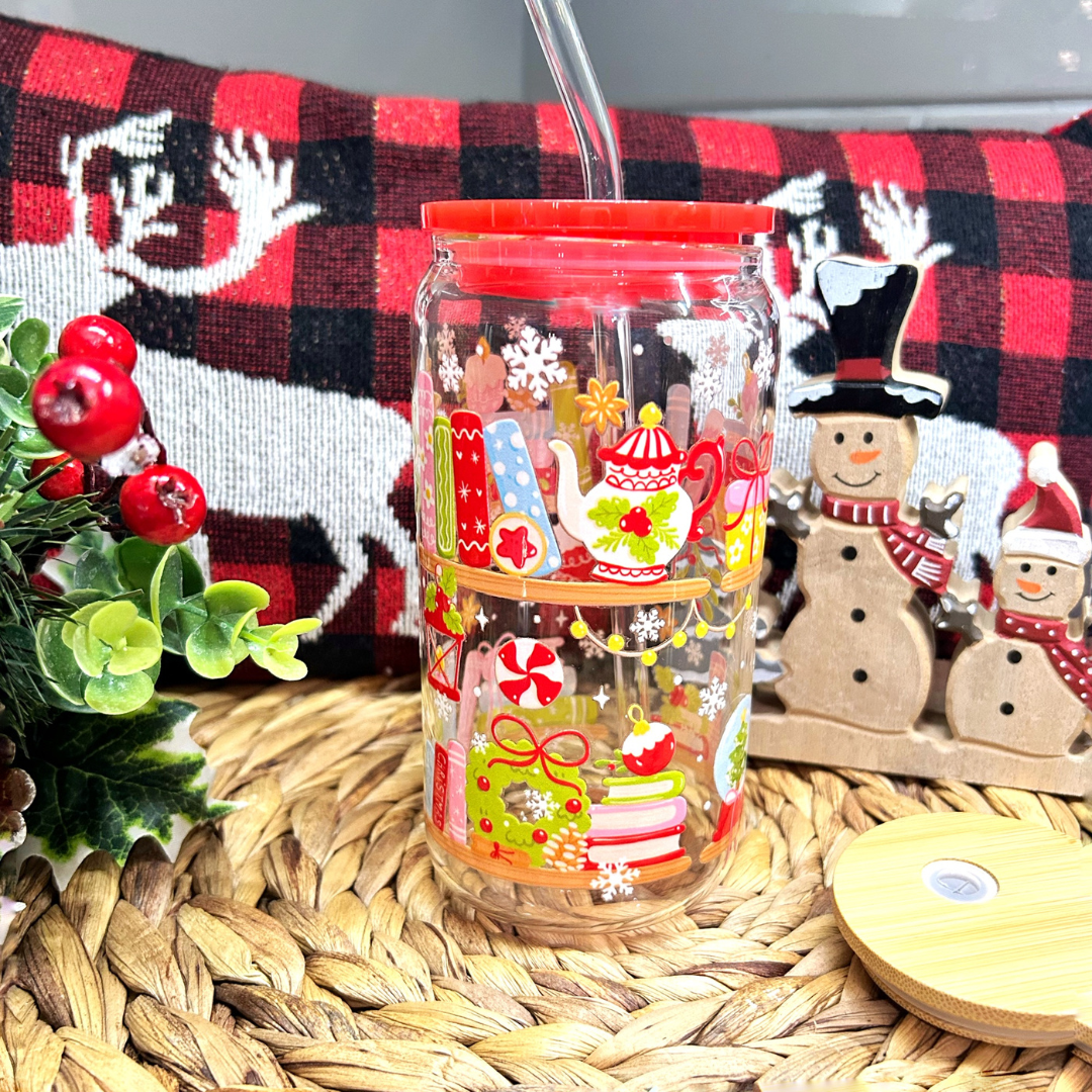 Verre à café glacé de 16 oz de Noël avec design d’étagère de livres et décorations festives, couvercle rouge acrylique et couvercle de bambou également inclus- Boutik Mains Créatives