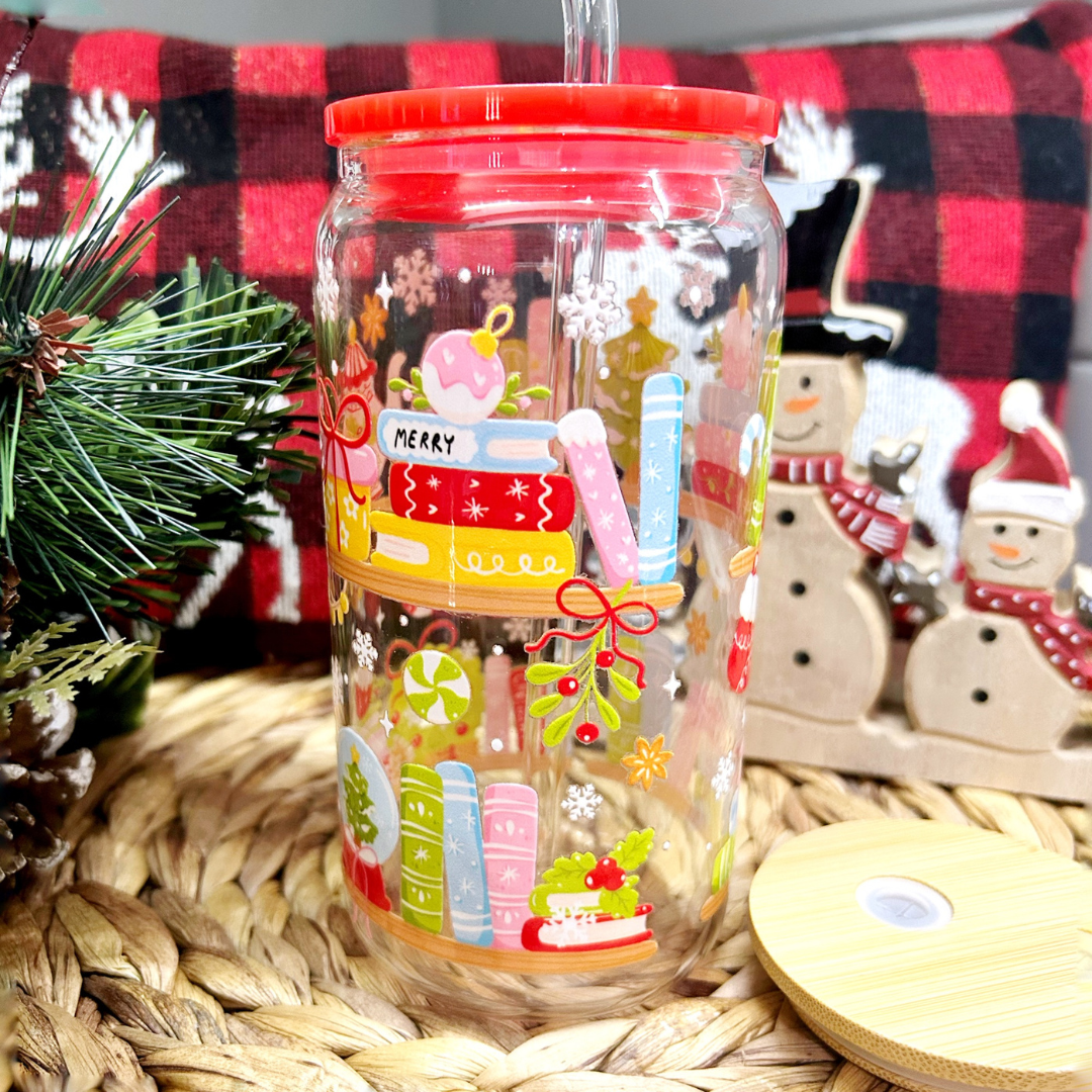 Verre à café glacé de 16 oz de Noël avec design d’étagère de livres et décorations festives, couvercle rouge acrylique et couvercle de bambou également inclus- Boutik Mains Créatives