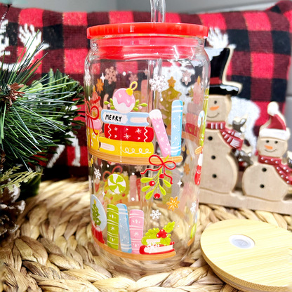 Verre à café glacé de 16 oz de Noël avec design d’étagère de livres et décorations festives, couvercle rouge acrylique et couvercle de bambou également inclus- Boutik Mains Créatives