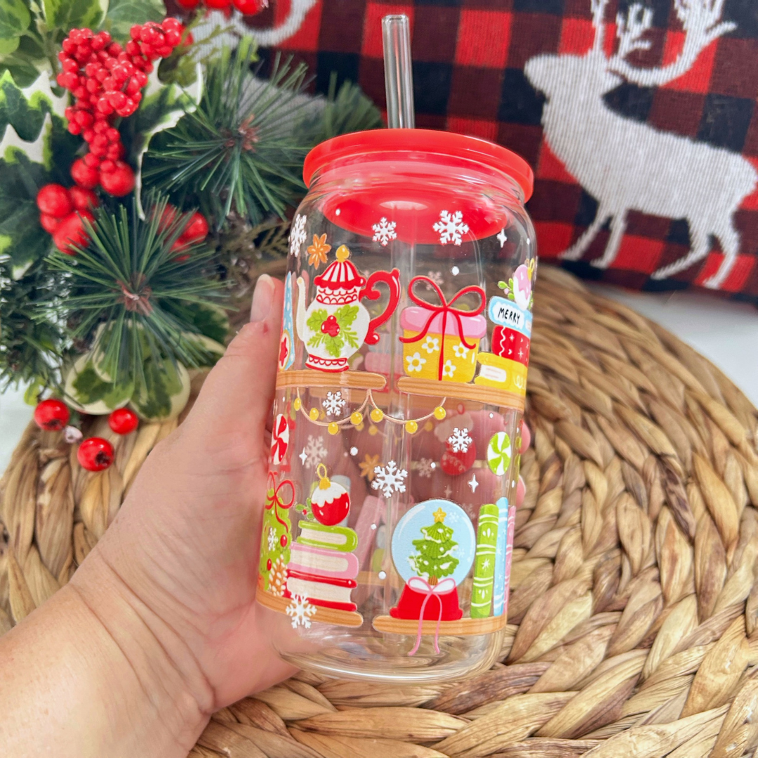 Verre à café glacé de 16 oz de Noël avec design d’étagère de livres et décorations festives, couvercle rouge en acrylique et couvercle de bambou également inclus- Boutik Mains Créatives
