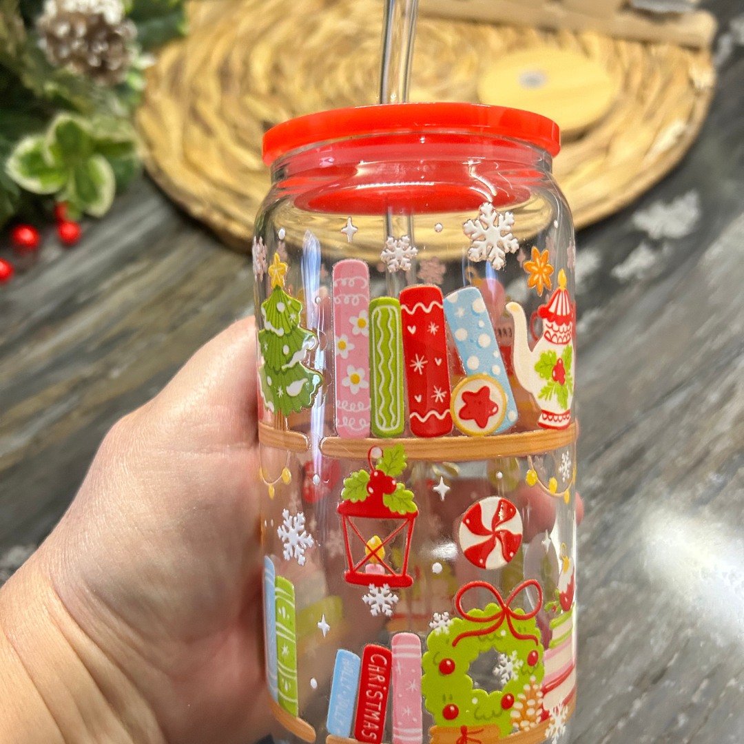 Verre à café glacé de 16 oz de Noël avec design d’étagère de livres et décorations festives, couvercle rouge acrylique et couvercle de bambou également inclus- Boutik Mains Créatives
