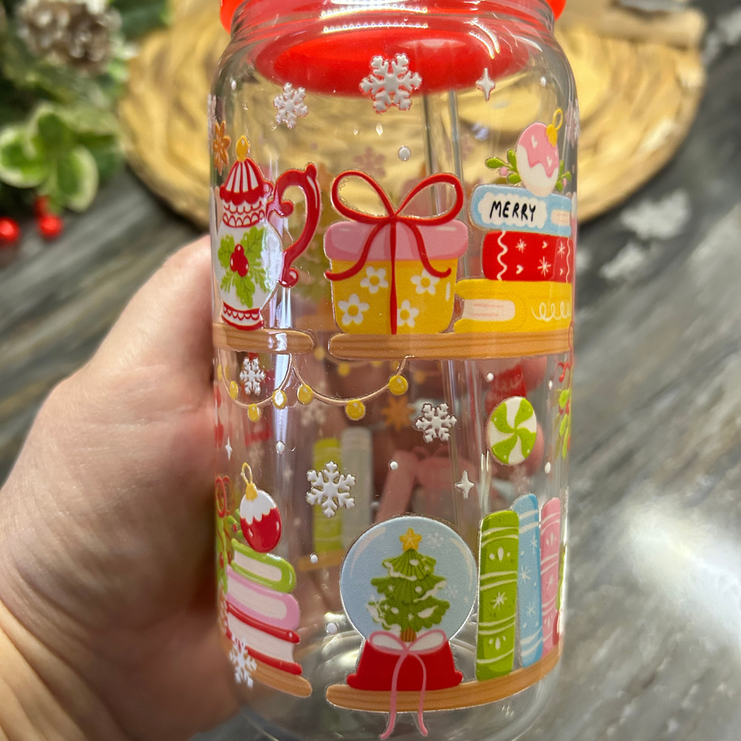 Verre à café glacé de 16 oz de Noël avec design d’étagère de livres et décorations festives, couvercle rouge acrylique et couvercle de bambou également inclus- Boutik Mains Créatives