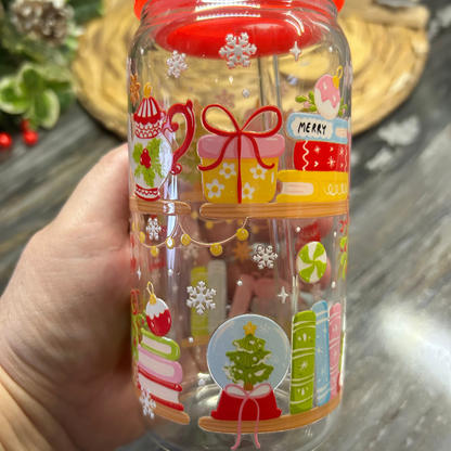 Verre à café glacé de 16 oz de Noël avec design d’étagère de livres et décorations festives, couvercle rouge acrylique et couvercle de bambou également inclus- Boutik Mains Créatives