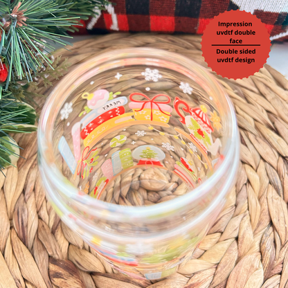 Verre à café glacé de 16 oz de Noël avec design d’étagère de livres et décorations festives, couvercle rouge acrylique et couvercle de bambou également inclus- Boutik Mains Créatives