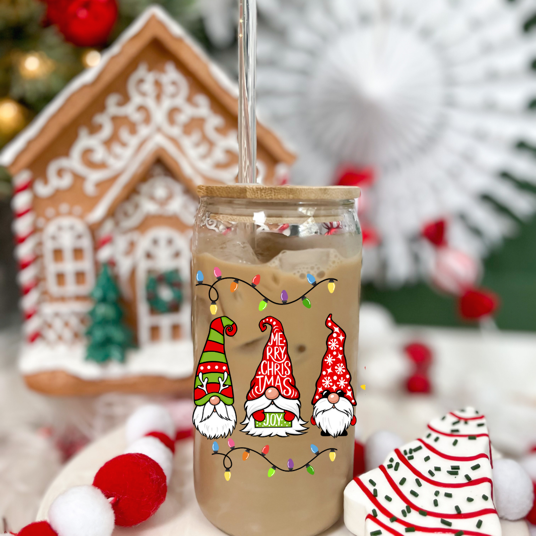 Verre transparent 16 oz avec couvercle de bambou et paille de verre au thème de Noël, décoré de gnomes de Noël entourés de lumières de Noël