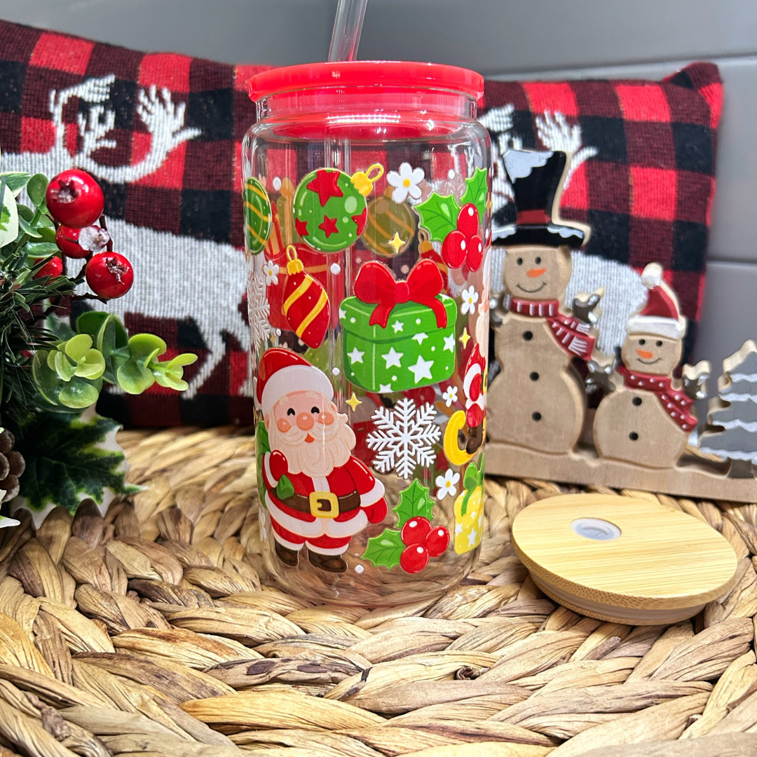 Verre Libbey 16 oz de Noël avec design du Père Noël et décor festif, double impression UVDTF, couvercles rouge acrylique et bambou inclus. Boutik Mains Créatives