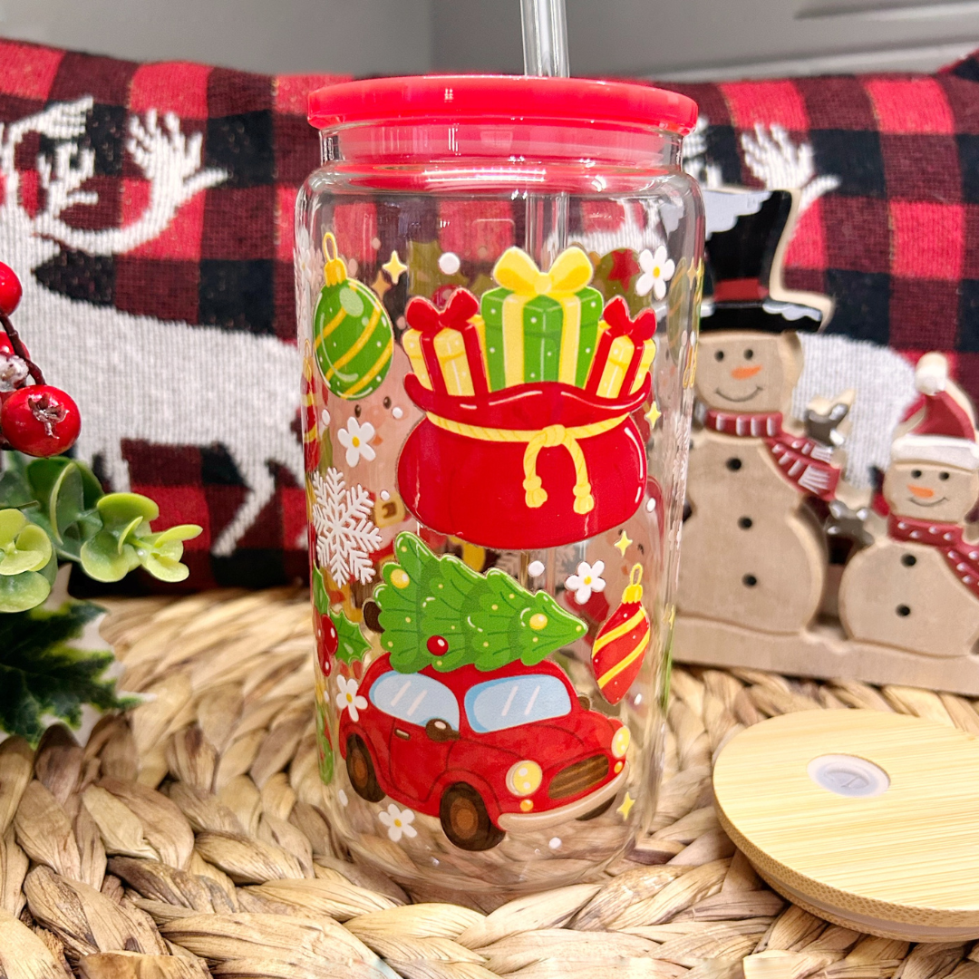 Verre Libbey 16 oz de Noël avec design du Père Noël et décor festif, double impression UVDTF, couvercles rouge acrylique et bambou inclus. Boutik Mains Créatives