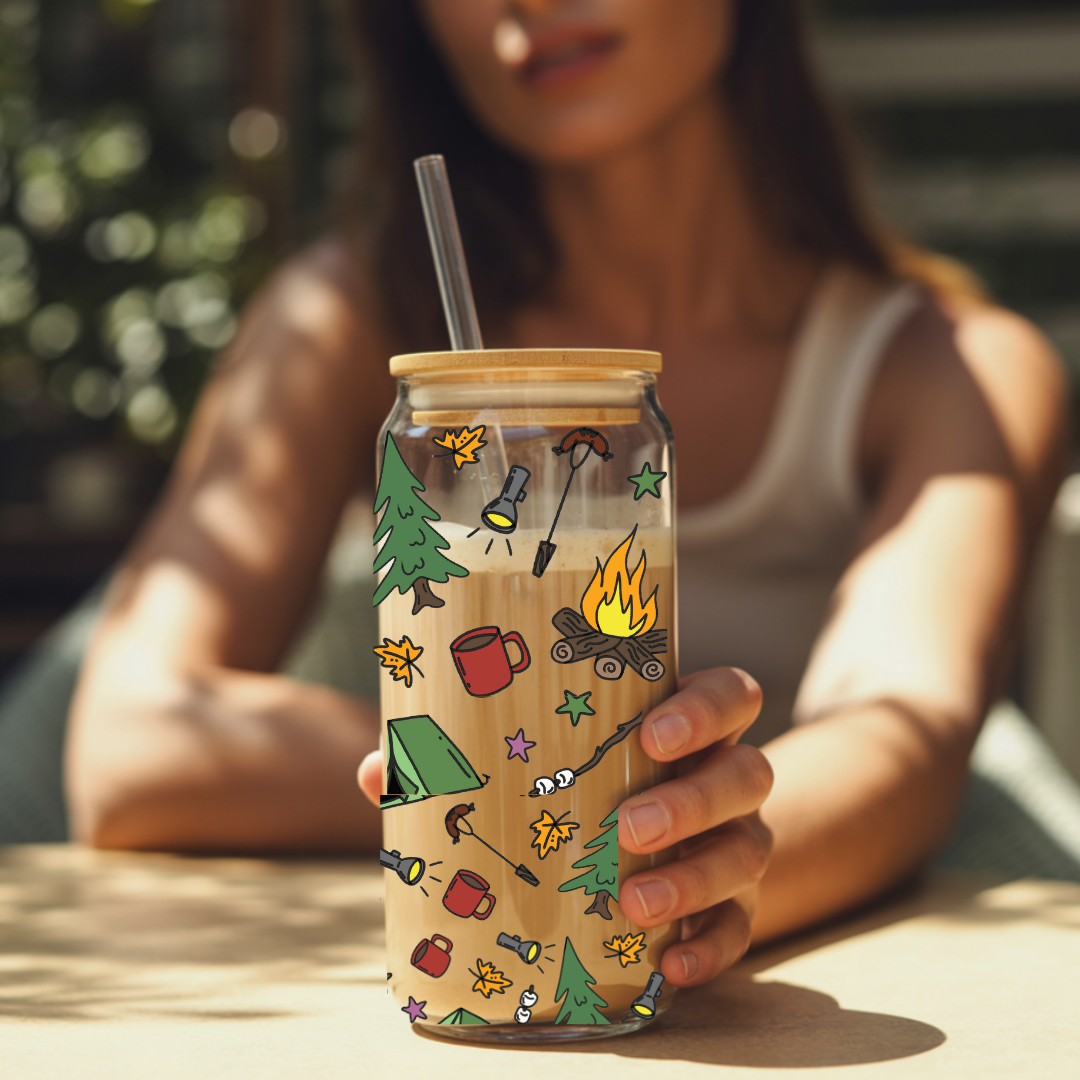  Femme tenant un Verre à  boissons froides avec imprimé de style camping-plein air -Boutik Mains Créatives.