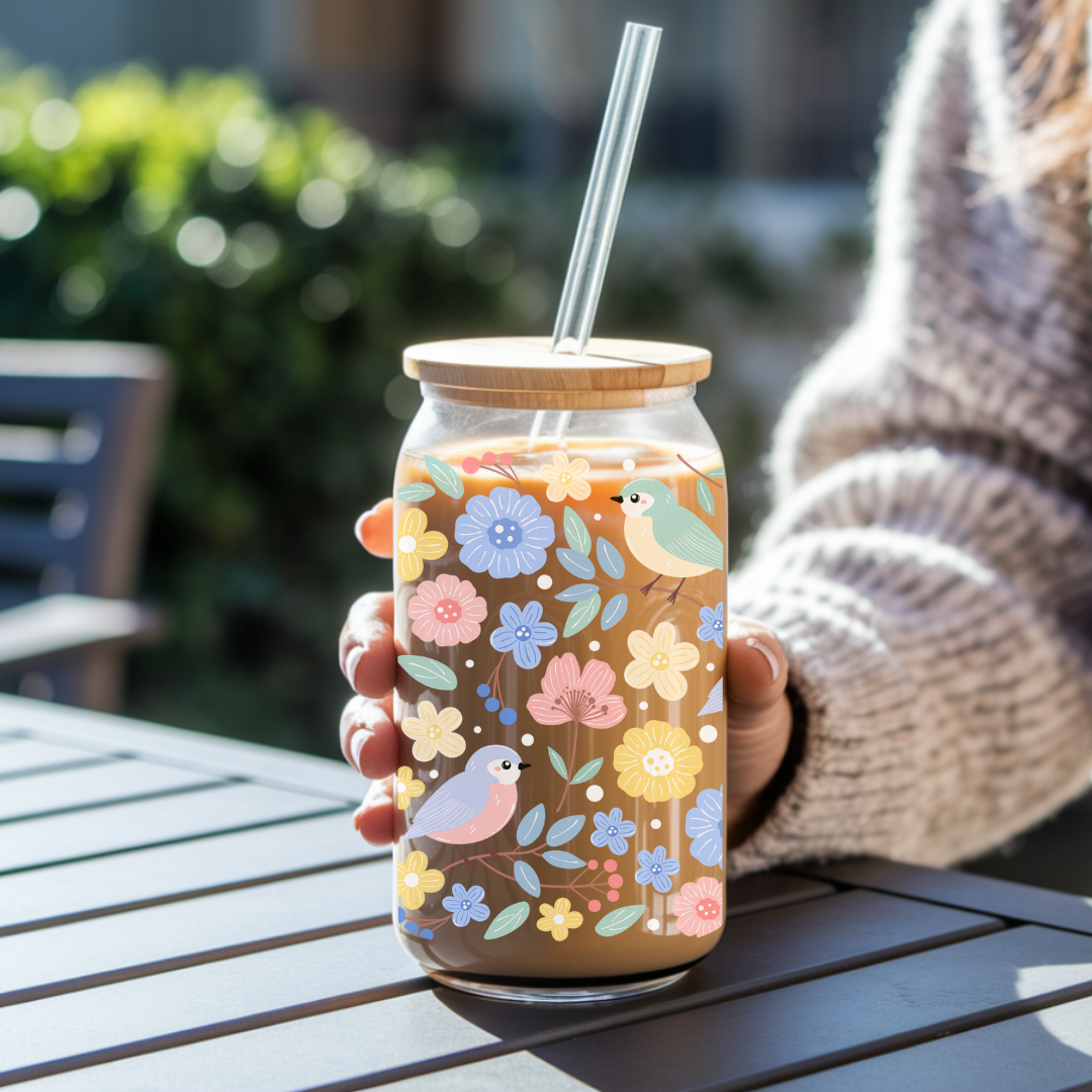 Verre à café glacé motif oiseaux incluant sa paille en verre et son couvercle en bambou.