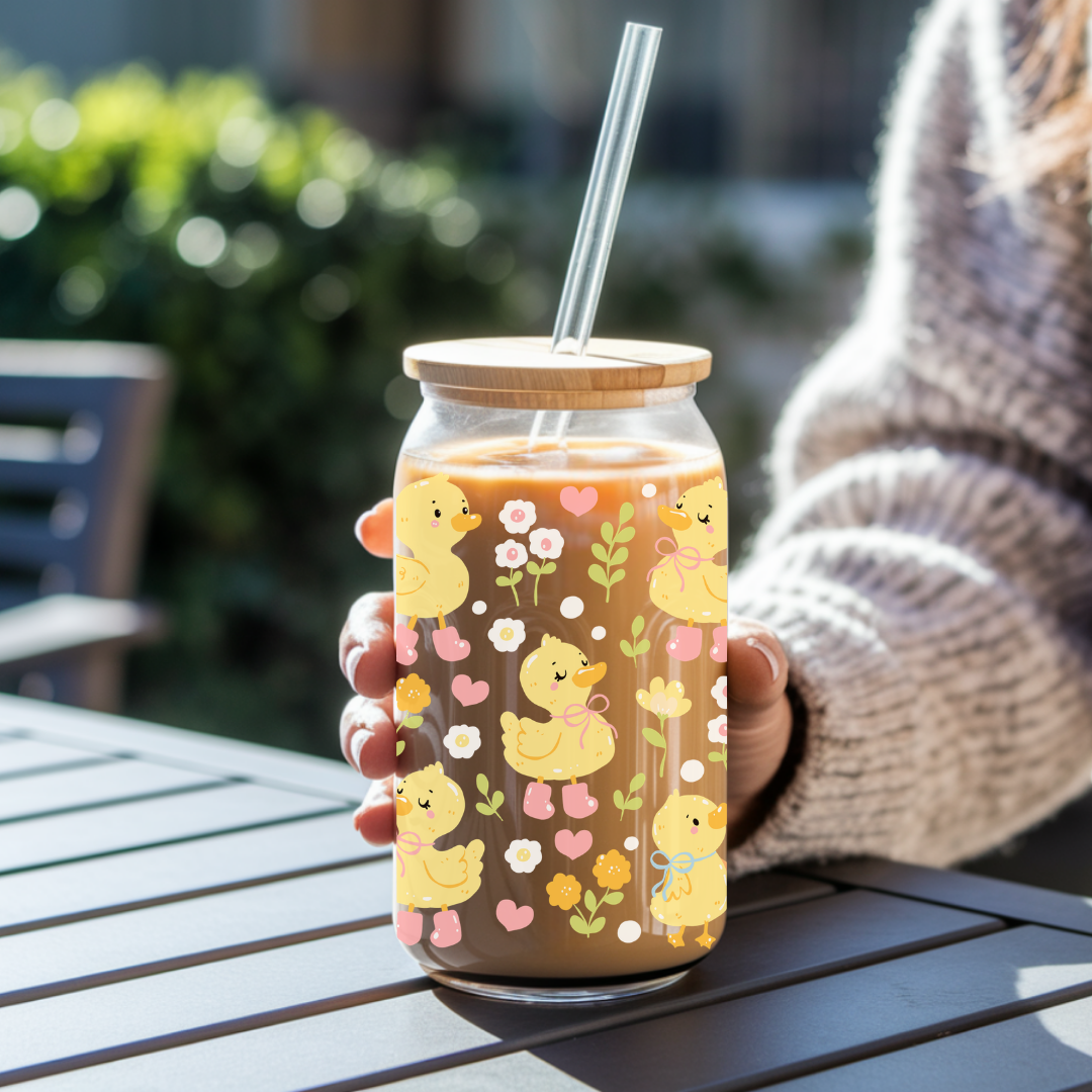 Gros plan sur l'impression UVDTF en relief d'un petit canard jaune et de fleurs printanières.