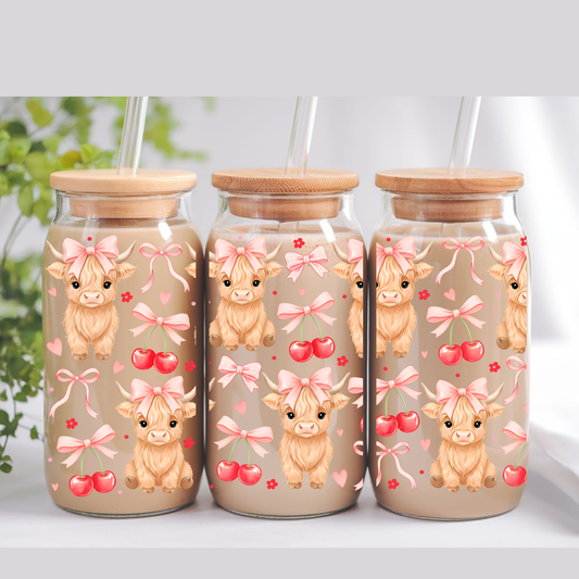 Gobelet en verre clair avec couvercle en bambou hermétique et paille en verre, motif animalier vache Highland.