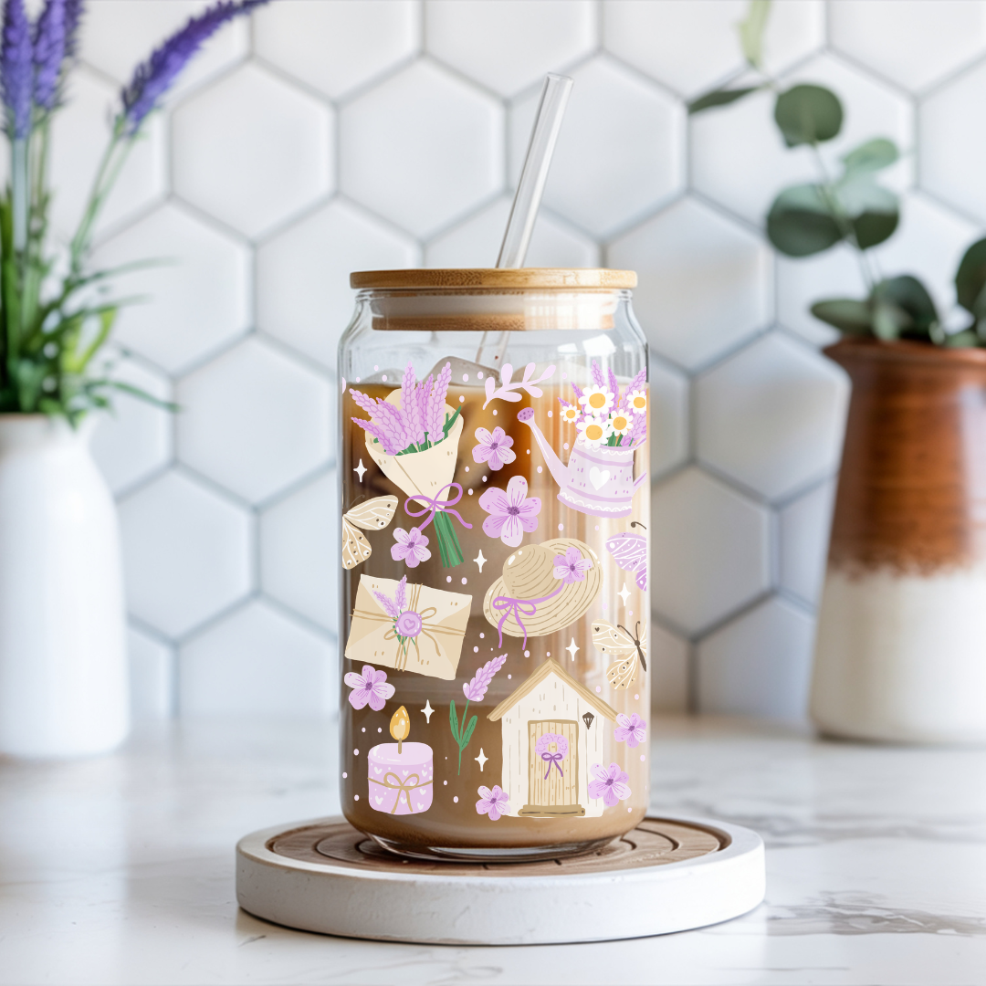 Gros plan sur la texture en relief de l'impression UVDTF montrant un nichoir et des fleurs de lavande.