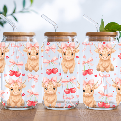 Gobelet en verre clair avec couvercle en bambou hermétique et paille en verre, motif mignonne vache Highland.