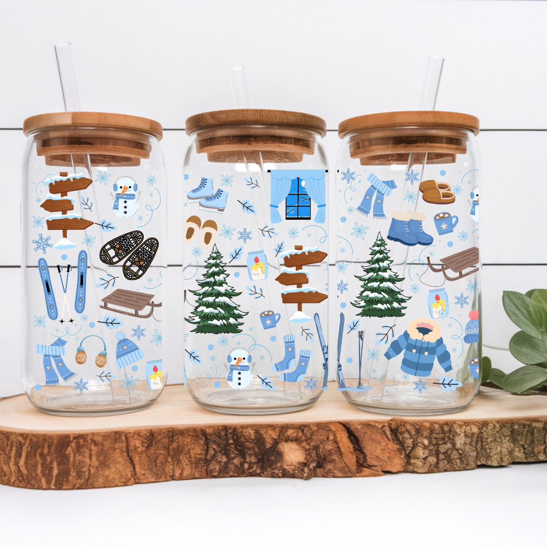 Verre à cafe 16 oz au design hivernal avec sapins et flocons, incluant couvercle en bambou.