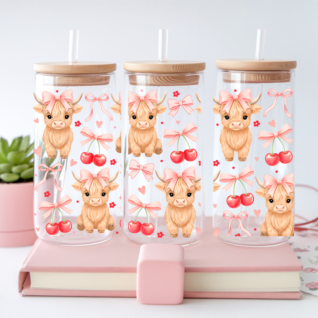 Gobelet en verre clair avec couvercle en bambou hermétique et paille en verre, motif animalier vache Highland.