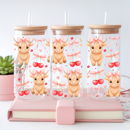 Gobelet en verre clair avec couvercle en bambou hermétique et paille en verre, motif animalier vache Highland.