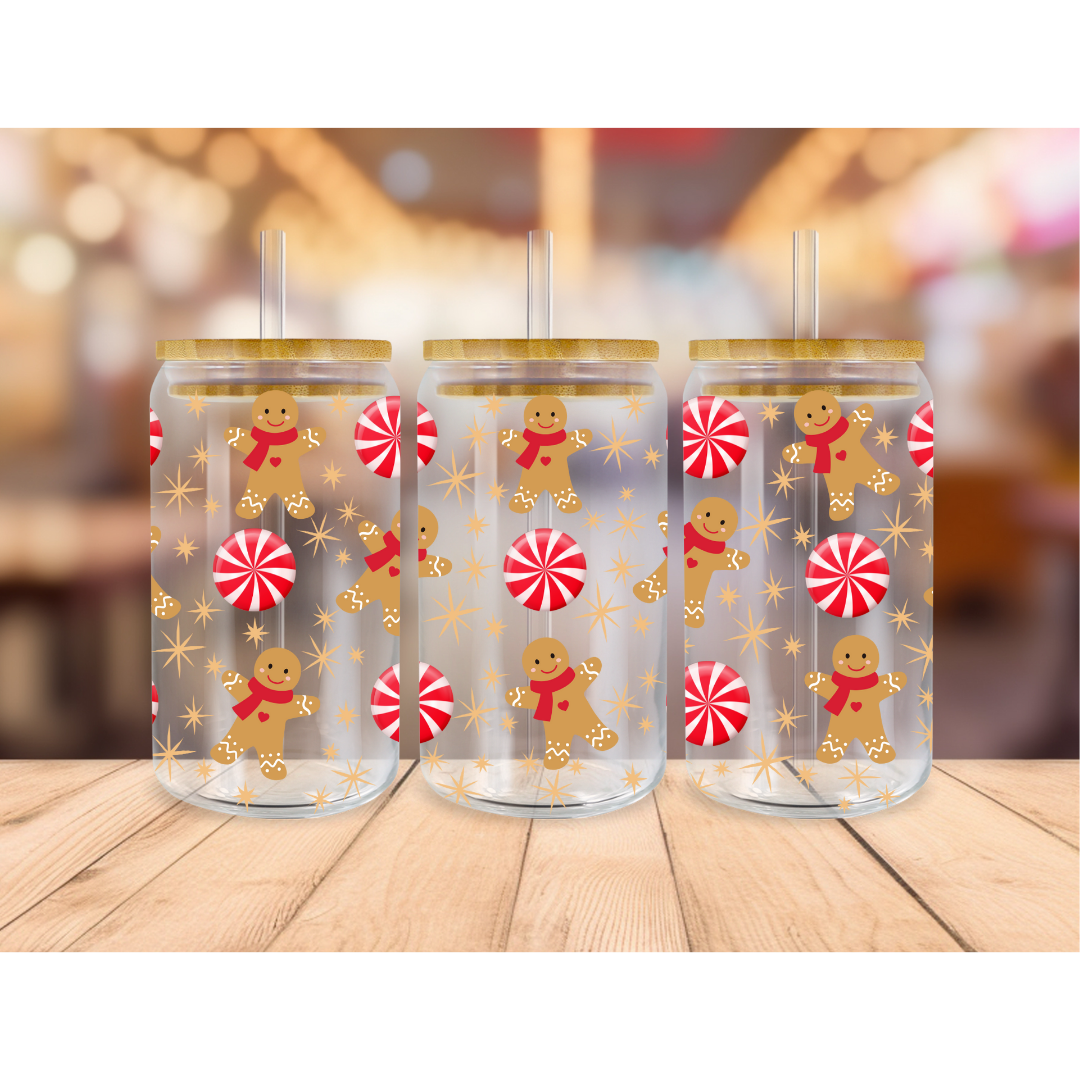 Verre transparent 16 oz avec couvercle de bambou et paille de verre au thème de Noël, décoré de bonbons rouge et blanc et de pains d'épices.
