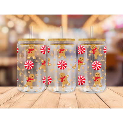 Verre transparent 16 oz avec couvercle de bambou et paille de verre au thème de Noël, décoré de bonbons rouge et blanc et de pains d'épices.