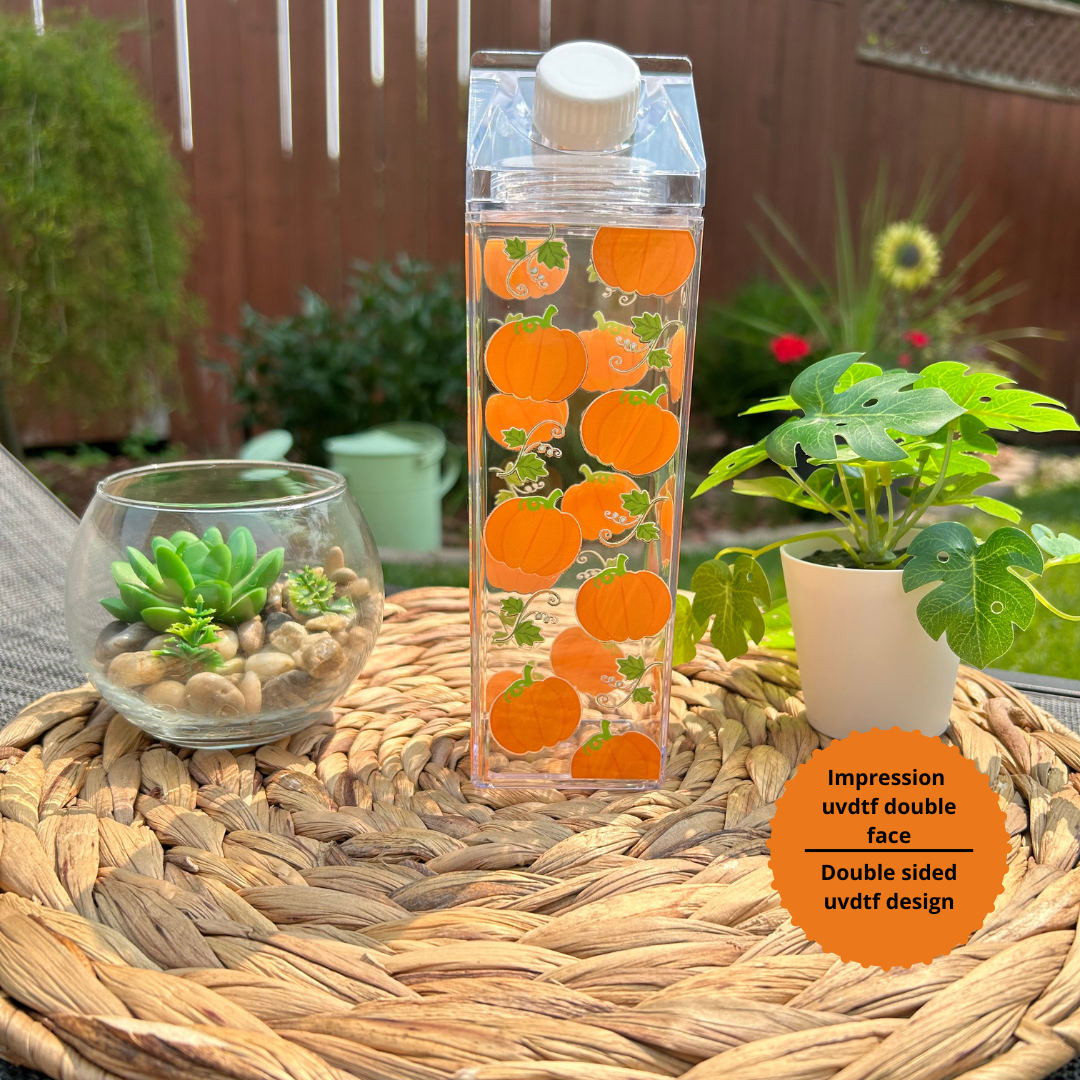 Bouteille transparente de 500 ml en forme de carton de lait avec un motif de petites citrouilles orange et noires pour Halloween.