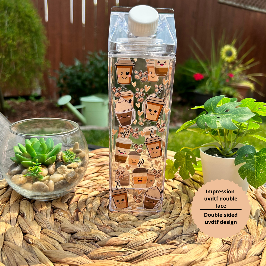Bouteille transparente en forme de carton de lait avec une illustration de gobelet café brun style Kawaii