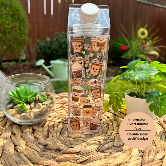 Bouteille transparente en forme de carton de lait avec une illustration de gobelet café brun style Kawaii
