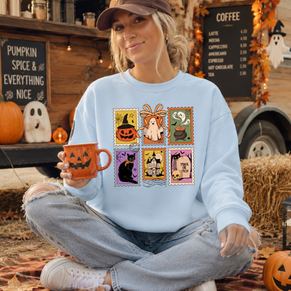 Modèles portant le sweatshirt blanc orné de 6 timbres-poste rétro d'Halloween avec citrouille, chat noir et fantôme, chaudron et pierre tombale.
