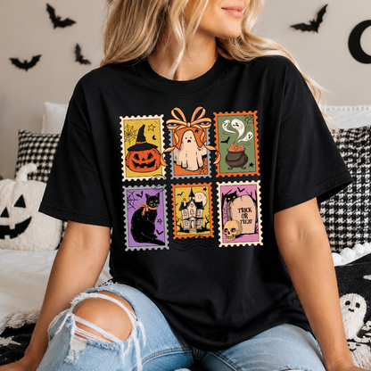Modèles portant le T-shirt noir orné de 6 timbres-poste rétro d'Halloween avec citrouille, chat noir et fantôme, chaudron et pierre tombale.