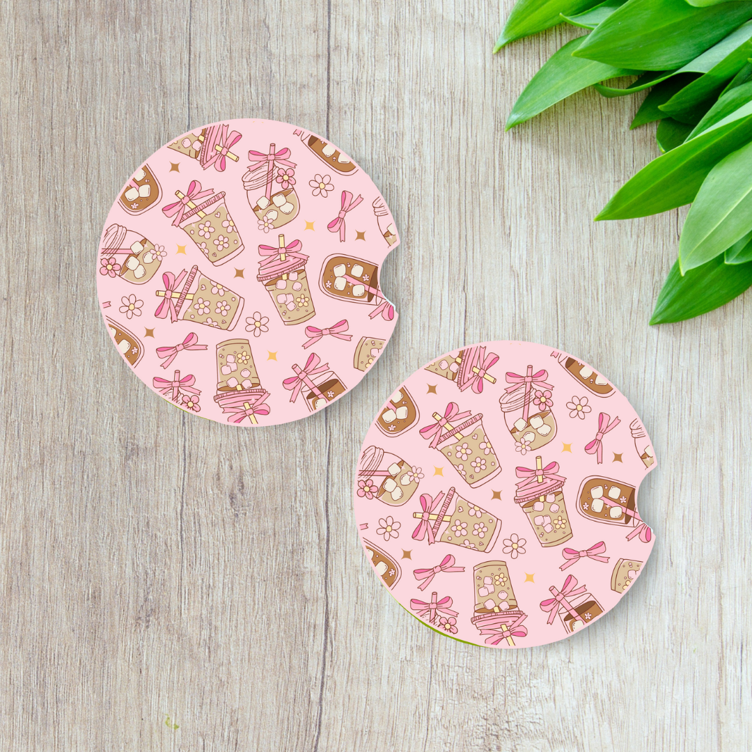 Duo de sous-verres pour voiture motif café glacé avec nœuds roses et fleurs style coquette.