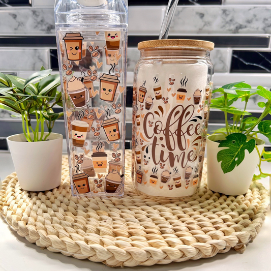 Duo de contenants à boisson Kawaii comprenant un verre à café de 16 oz avec couvercle en bambou et une bouteille style carton de lait, tous deux ornés de motifs de café