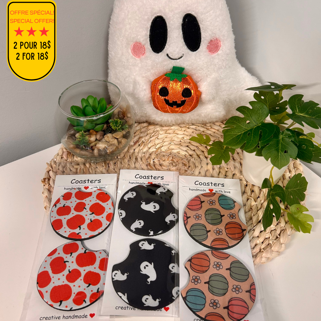 Duo de sous-verres pour voiture thématiques d'Halloween avec motifs de citrouilles et de petits fantômes.