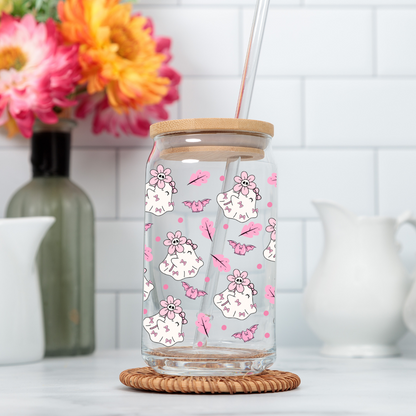 Verre à café glacé 16 oz avec motifs de fantômes coquette, nœuds roses et fleurs, incluant couvercle en bambou et paille.