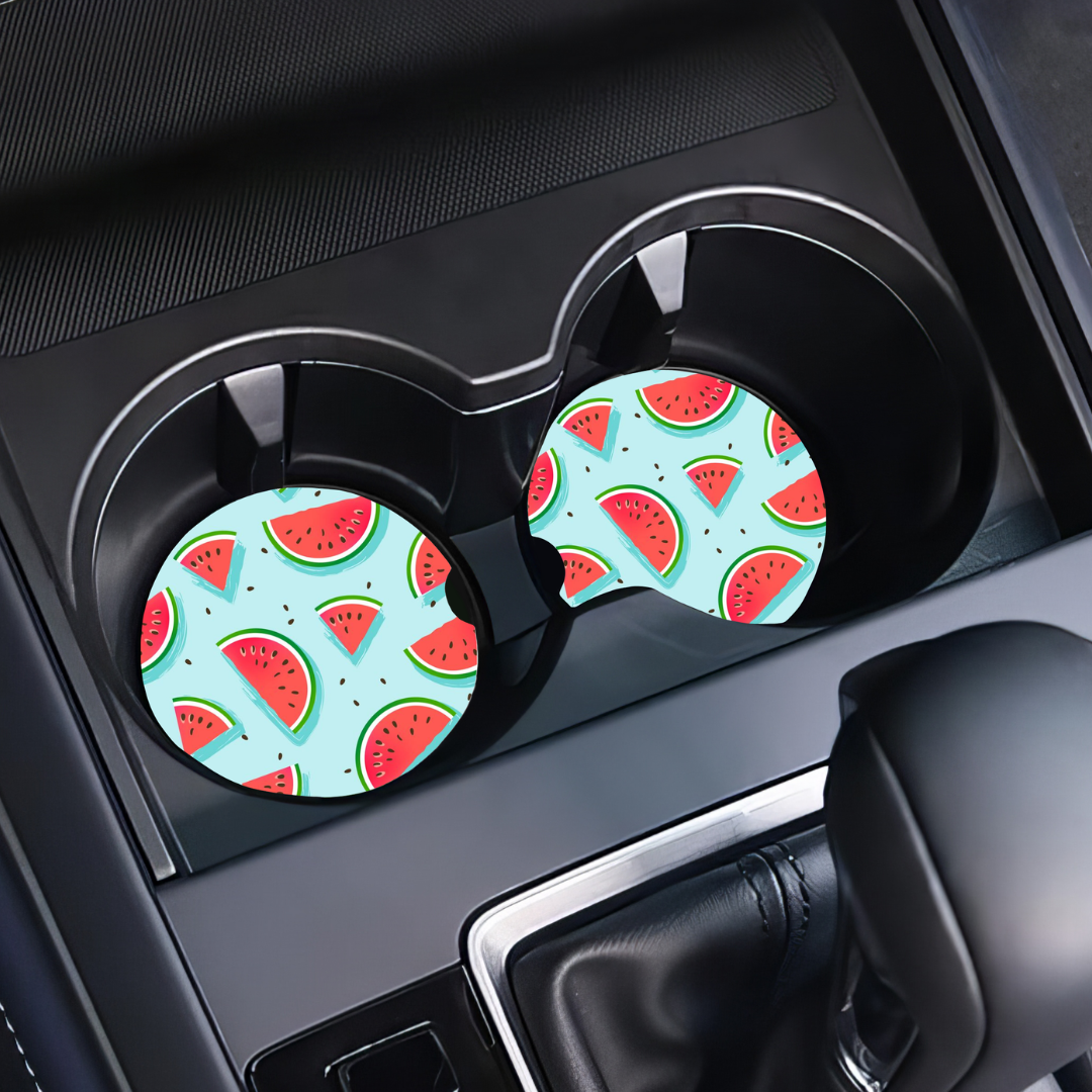 Duo de sous-verres melon d'eau installés dans les porte-gobelets d'une voiture.