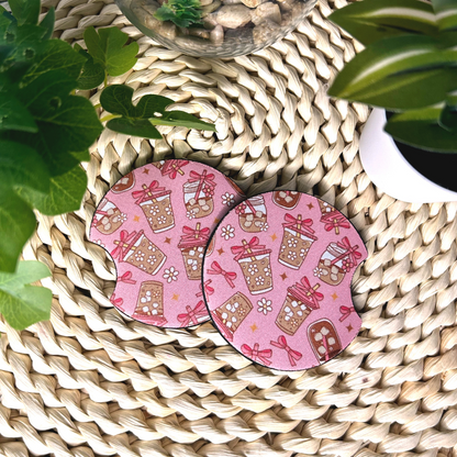 Duo de sous-verres pour voiture motif café glacé avec nœuds roses et fleurs style coquette.