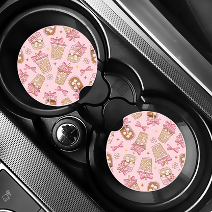 Sous-verres motif café glacé et nœuds installés dans les porte-gobelets noirs d'une voiture.